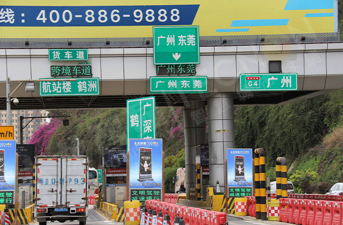深圳黃鶴收費站戶外LED廣告機.png